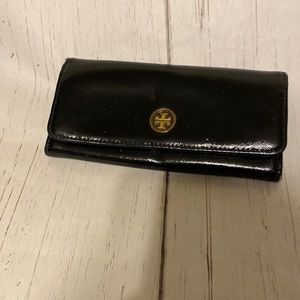 TORY BURCH ROBINSON ENVELOPE CONTINENTAL WALLET COLOR BLACK HAVE WEARS